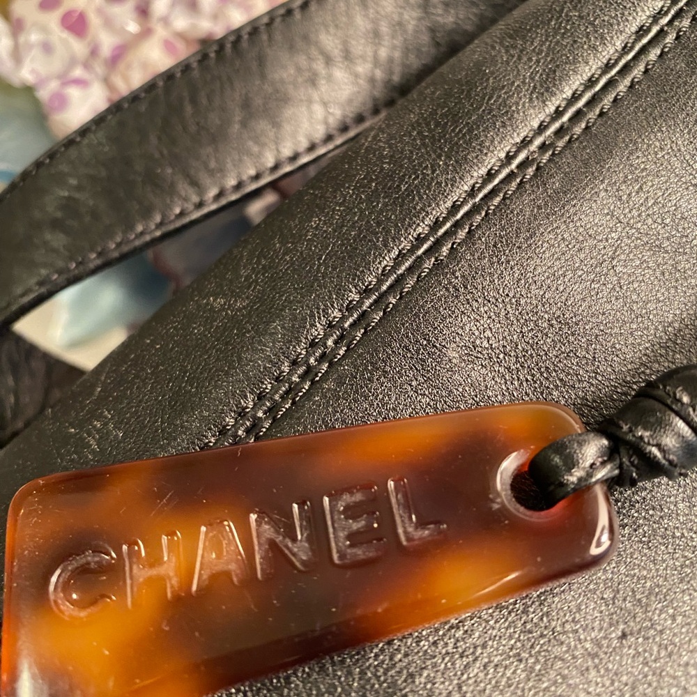 Chanel Rare tasteful understated embossed bag with tortoise shell accent. - Picture 2 of 15